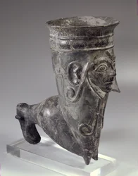 Vase en bucchero en forme de jambe avec visage sculpté, période étrusque, 2e moitié du 6e siècle av. J.-C.